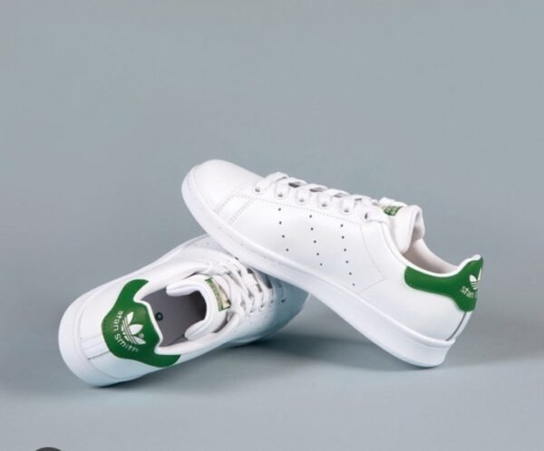 Adidas Superstar.